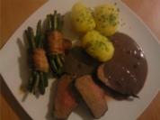 ** festliche Anlässe ** zart rosa gebratenes Hirschfilet an Rotwein-Preiselbeersoße - Rezept