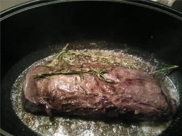 ** festliche Anlässe ** zart rosa gebratenes Hirschfilet an Rotwein-Preiselbeersoße - Rezept - Bild Nr. 3