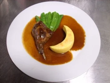 Gefüllte Kaninchenkeule in Spätburgunder mit Polenta und Kaiserschoten - Rezept