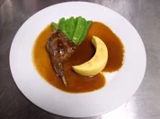 Gefüllte Kaninchenkeule in Spätburgunder mit Polenta und Kaiserschoten - Rezept