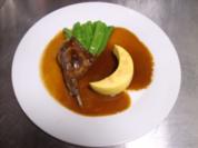 Gefüllte Kaninchenkeule in Spätburgunder mit Polenta und Kaiserschoten - Rezept