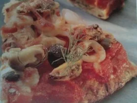 Rezept: Pizza Frutti di Mare auf einer Tomaten-Paprika-Sauce Pizza Frutti di Mare auf einer Tomaten-Paprika-Sauce - Rezept