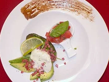 Avocadosalat mit Limettencreme und Speck - Rezept