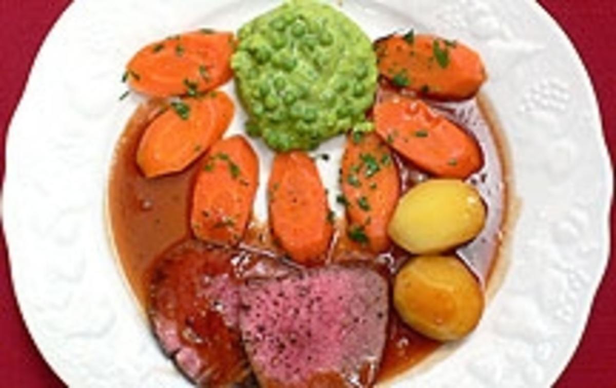 Bilder für Rinderfilet mit Sauce Bordelaise, Erbsenflan, Karotten und Kartoffeln - Rezept