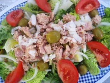 Rezept: Großer Salat mit Thunfisch und Zwiebeln Großer Salat mit Thunfisch und Zwiebeln - Rezept