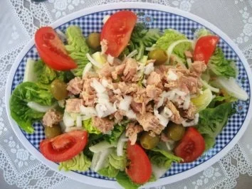 Rezept: Großer Salat mit Thunfisch und Zwiebeln Bild Nr. 3 Großer Salat mit Thunfisch und Zwiebeln - Rezept - Bild Nr. 3