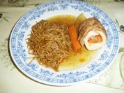 Rezept: Gefüllte Hühnerbrüstchen mit Schmorgemüse in einer Lauchrolle. Gefüllte Hühnerbrüstchen mit Schmorgemüse in einer Lauchrolle. - Rezept