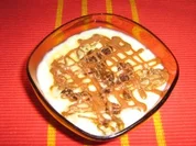 Vanillepudding mit Walnüssen unter einem Schokogitter - Rezept