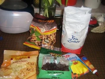 Vanillepudding mit Walnüssen unter einem Schokogitter - Rezept - Bild Nr. 2