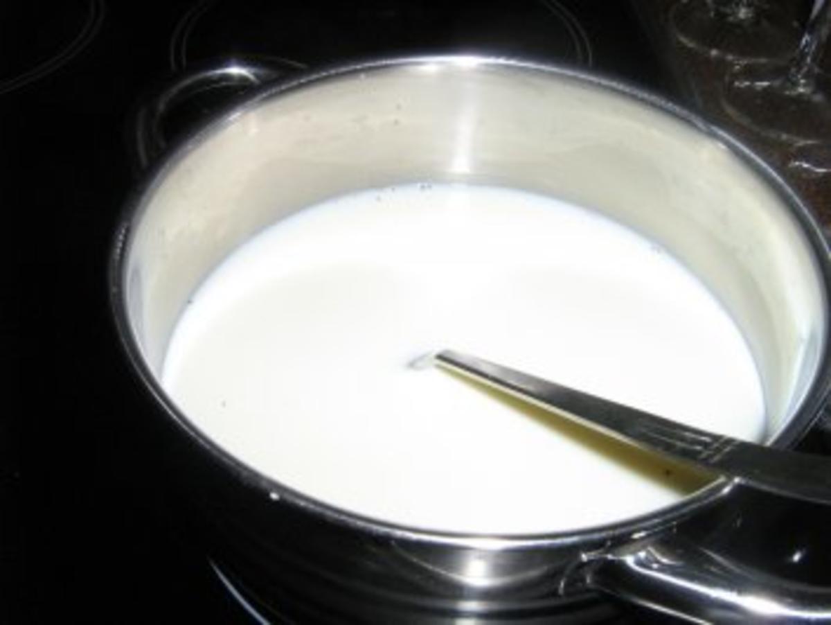Vanillepudding mit Walnüssen unter einem Schokogitter - Rezept - Bild Nr. 4
