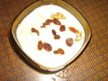 Vanillepudding mit Walnüssen unter einem Schokogitter - Rezept - Bild Nr. 5