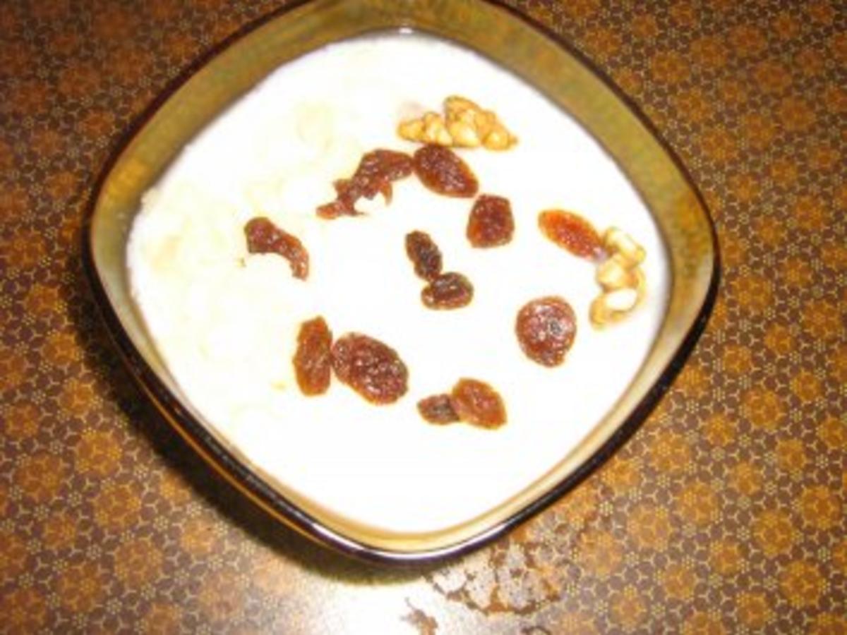 Vanillepudding mit Walnüssen unter einem Schokogitter - schnell ...