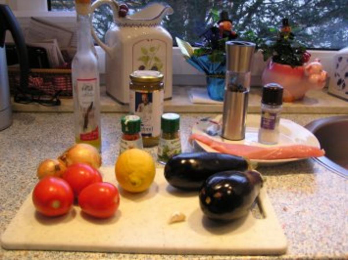 Putenschnitzel an Auberginenpüree und geschmorten Tomaten - Rezept