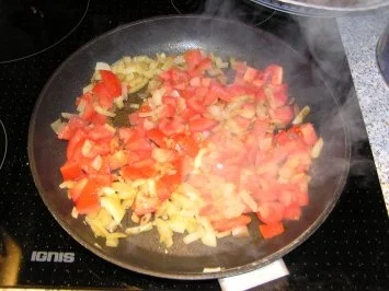 Rezept: Putenschnitzel an Auberginenpüree und geschmorten Tomaten Bild Nr. 3 Putenschnitzel an Auberginenpüree und geschmorten Tomaten - Rezept - Bild Nr. 3