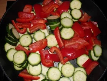 Rezept: Rindersteak mit Sour-Creme, Zucchini Paprika Gemüse und Rosmarinkartoffeln Bild Nr. 3 Rindersteak mit Sour-Creme, Zucchini Paprika Gemüse und Rosmarinkartoffeln - Rezept - Bild Nr. 3