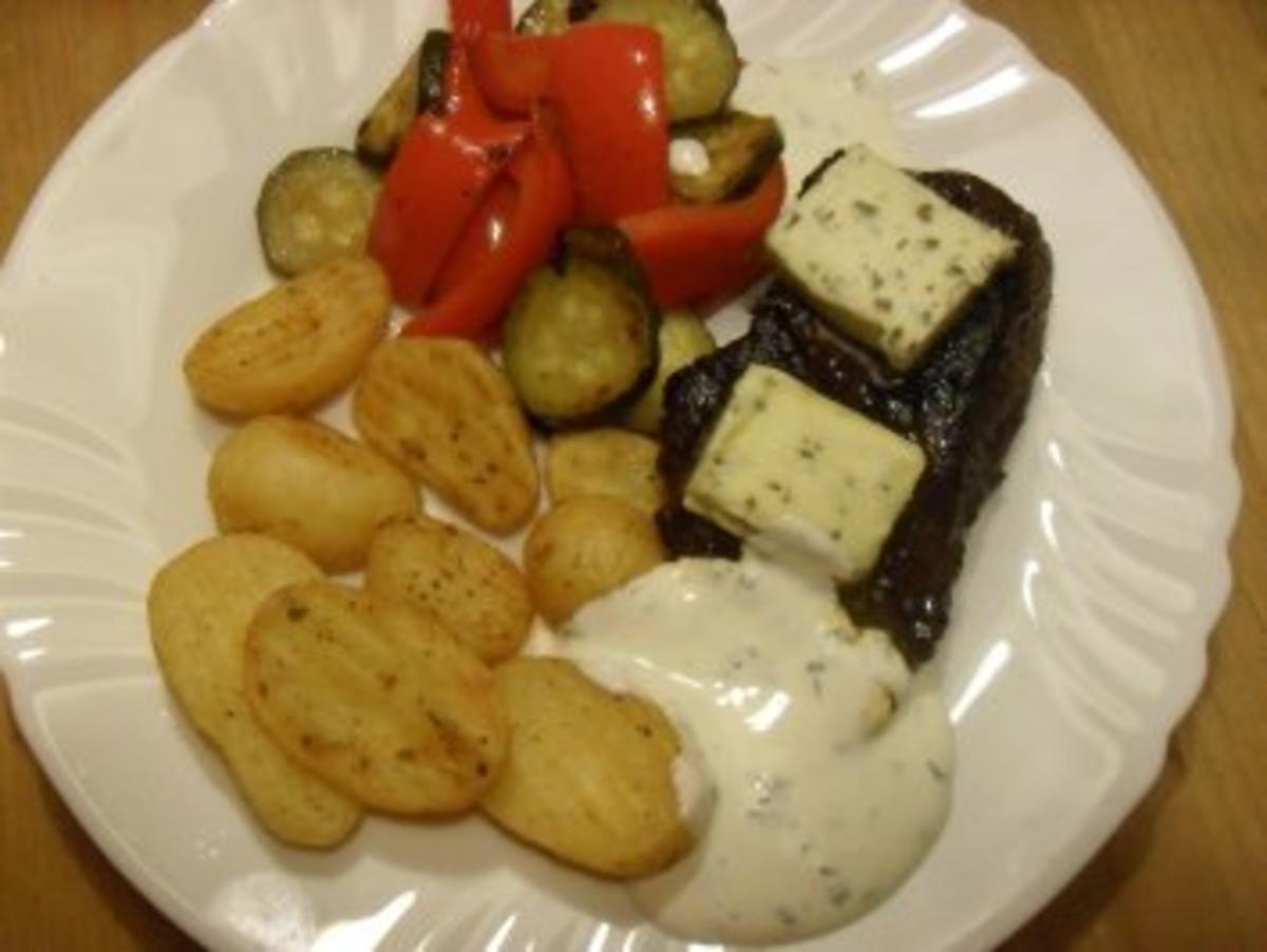 Bilder für Rindersteak mit Sour-Creme, Zucchini Paprika Gemüse und Rosmarinkartoffeln - Rezept