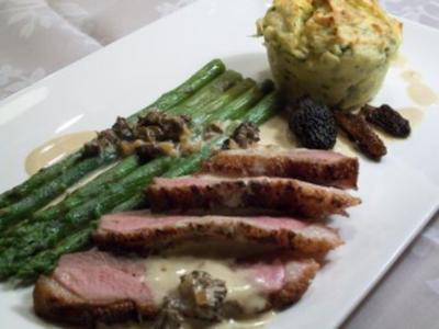 Rezept: Brust von der Flugente an Spitzmorchelsahne und Kartoffelsoufflé zu grünem Spargel Brust von der Flugente an Spitzmorchelsahne und Kartoffelsoufflé zu grünem Spargel - Rezept