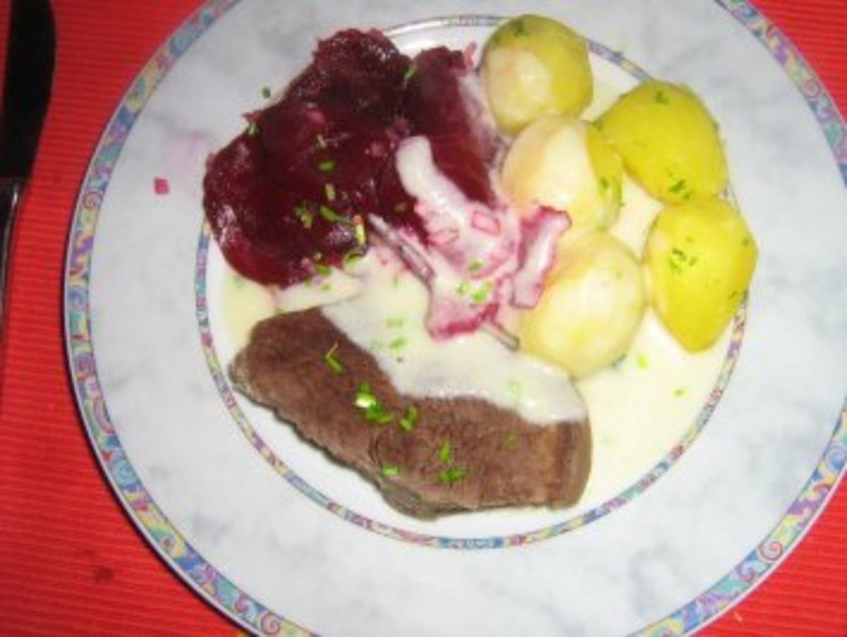 Bilder für Rindfleisch mit feiner Meerrettichsoße, Kräuterkartoffeln und Rote-Bete-Salat - Rezept