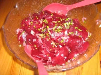 Rezept: Rindfleisch mit feiner Meerrettichsoße, Kräuterkartoffeln und Rote-Bete-Salat Bild Nr. 6 Rindfleisch mit feiner Meerrettichsoße, Kräuterkartoffeln und Rote-Bete-Salat - Rezept - Bild Nr. 6