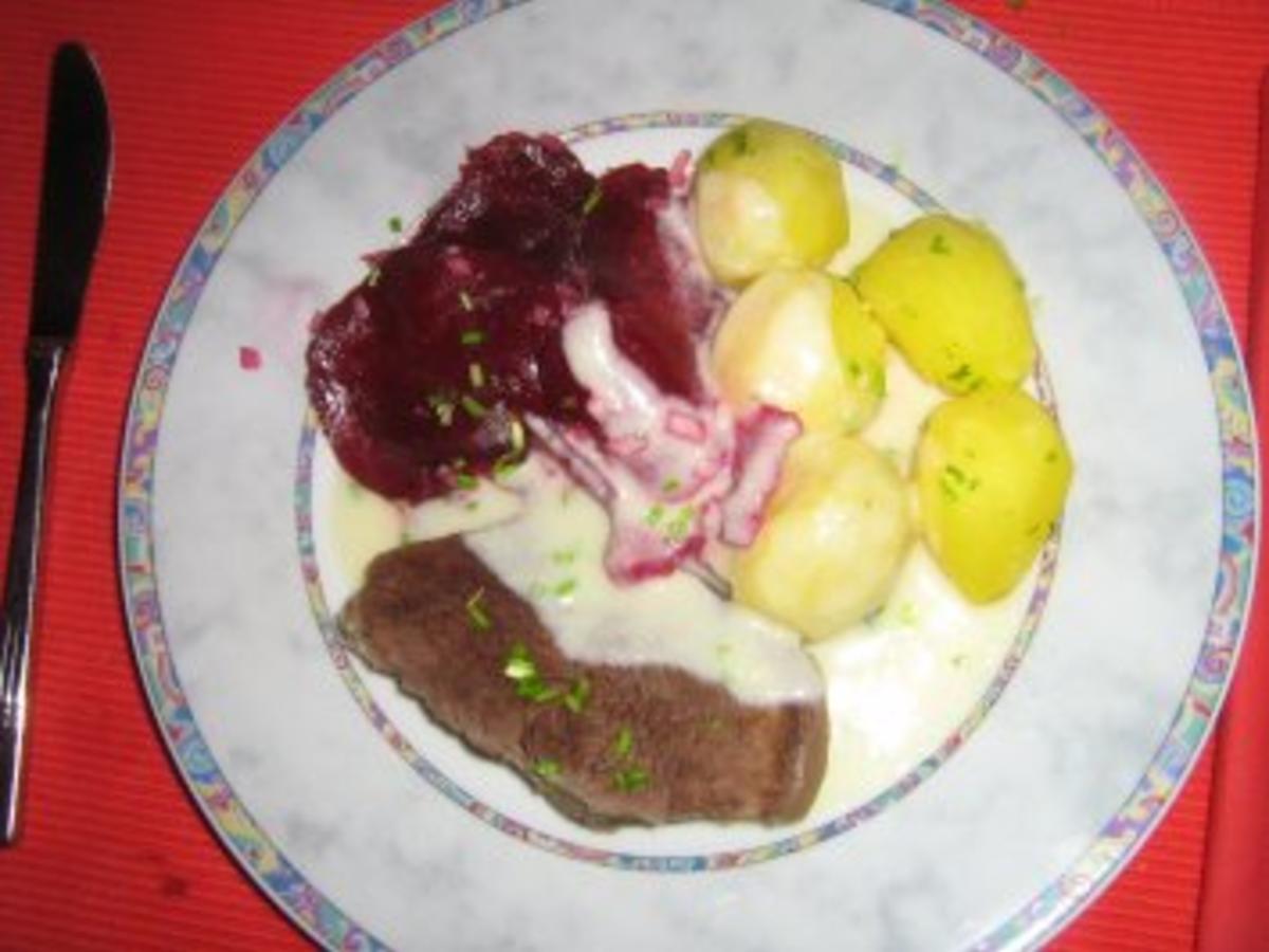 Rindfleisch mit feiner Meerrettichsoße, Kräuterkartoffeln und Rote-Bete ...