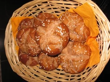 Dinkel-Vollkorn-Laugenbrötchen - Rezept