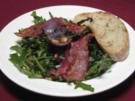 Warmer Rucolasalat mit karamellisierten roten Zwiebeln und Pinienkernen - Rezept
