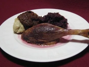 Gans a la Ahlschwedt gefüllt mit Maronen, Pflaumen und Äpfeln, dazu Kartoffelknödel - Rezept