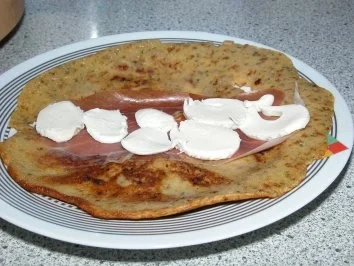 Tomaten Crêpes mit Parmaschinken und Mozzarella - Rezept - Bild Nr. 3