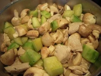 Gemüsetopf mit Gurken, Champignons, Putenfleisch und ganz viel Dill - Rezept - Bild Nr. 7