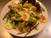 Rezept: Blattsalat mit Garnelen an Joghurtdressing Blattsalat mit Garnelen an Joghurtdressing - Rezept