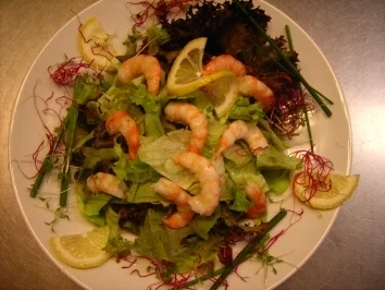 Blattsalat mit Garnelen an Joghurtdressing - Rezept