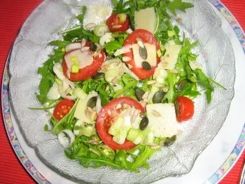 Rezept: Rucolasalat mit Tomaten, Parmesanspäne und Kerne-Mix Rucolasalat mit Tomaten, Parmesanspäne und Kerne-Mix - Rezept