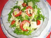 Rucolasalat mit Tomaten, Parmesanspäne und Kerne-Mix - Rezept