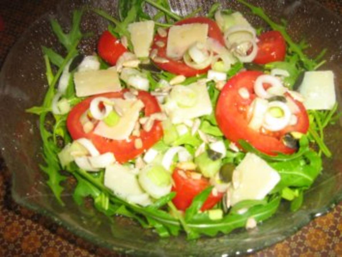 Rucolasalat mit Tomaten, Parmesanspäne und Kerne-Mix - Rezept - Bild Nr. 5