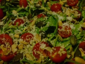 Rezept: Rucolasalat mit Tomaten, Parmesanspäne und Kerne-Mix Bild Nr. 7 Rucolasalat mit Tomaten, Parmesanspäne und Kerne-Mix - Rezept - Bild Nr. 7