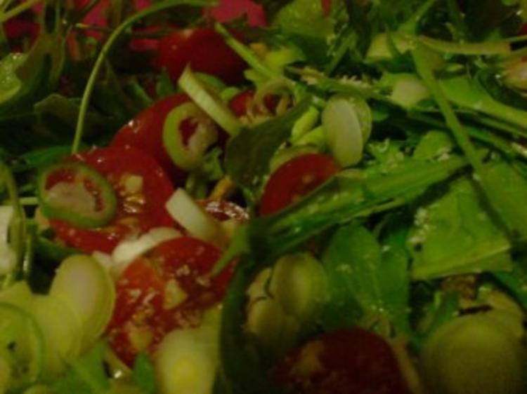 Rucolasalat mit Tomaten, Parmesanspäne und Kerne Mix - schnell ...