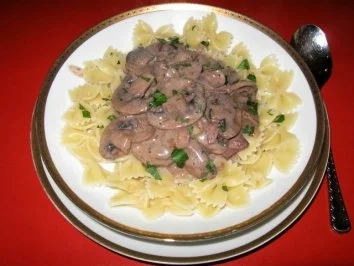 Champignons in Rotwein-Sahne - Rezept