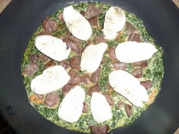 Rezept: Geflügelleber auf Blattspinat mit Mozzarella überbacken Geflügelleber auf Blattspinat mit Mozzarella überbacken - Rezept