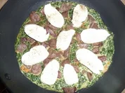 Geflügelleber auf Blattspinat mit Mozzarella überbacken - Rezept