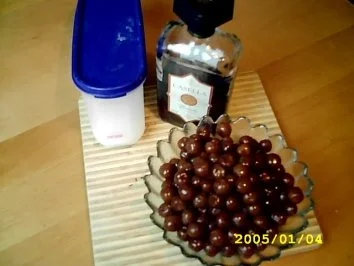 Rezept: Wenn die Tiefkühltruhe zickt Part 1.0:Gelbe Amarenakirschen & Mandelsirup Bild Nr. 3 Wenn die Tiefkühltruhe zickt Part 1.0:Gelbe Amarenakirschen & Mandelsirup - Rezept - Bild Nr. 3