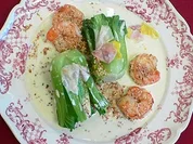 Krebsschwänze mit Tong-Choi-Herzen, Rosenblütenblättern und Sesam-Soße - Rezept