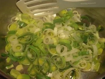 Rezept: Eier in Porree-Senf-Soße Bild Nr. 3 Eier in Porree-Senf-Soße - Rezept - Bild Nr. 3