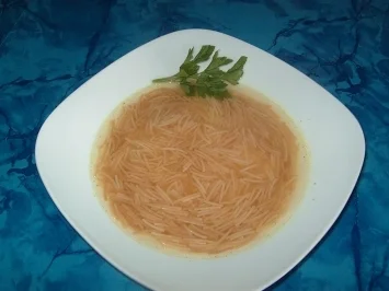 Brühe mit gebratenen Nudeln - Rezept