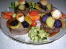Rinderfilet mit blau-weißen Kartöffelchen, gratiniert mit Jakobsmuscheln an Zucchiniwürfeln und Möhrenstreifen mit Calvadossösschen - Rezept