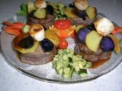Rinderfilet mit blau-weißen Kartöffelchen, gratiniert mit Jakobsmuscheln an Zucchiniwürfeln und Möhrenstreifen mit Calvadossösschen - Rezept