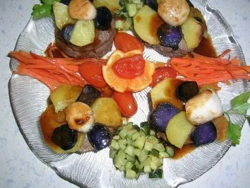 Rinderfilet mit blau-weißen Kartöffelchen, gratiniert mit Jakobsmuscheln an Zucchiniwürfeln und Möhrenstreifen mit Calvadossösschen - Rezept - Bild Nr. 2