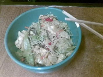 Chinesisches Wok-Gemüse mit Glasnudeln und Putenbruststreifen - Rezept