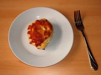 Blätterteigröllchen mit Bauchspeck, Champignons und Käsefüllung - Rezept