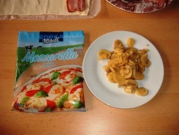 Blätterteigröllchen mit Bauchspeck, Champignons und Käsefüllung - Rezept - Bild Nr. 3