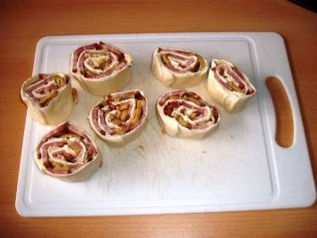 Blätterteigröllchen mit Bauchspeck, Champignons und Käsefüllung - Rezept - Bild Nr. 6